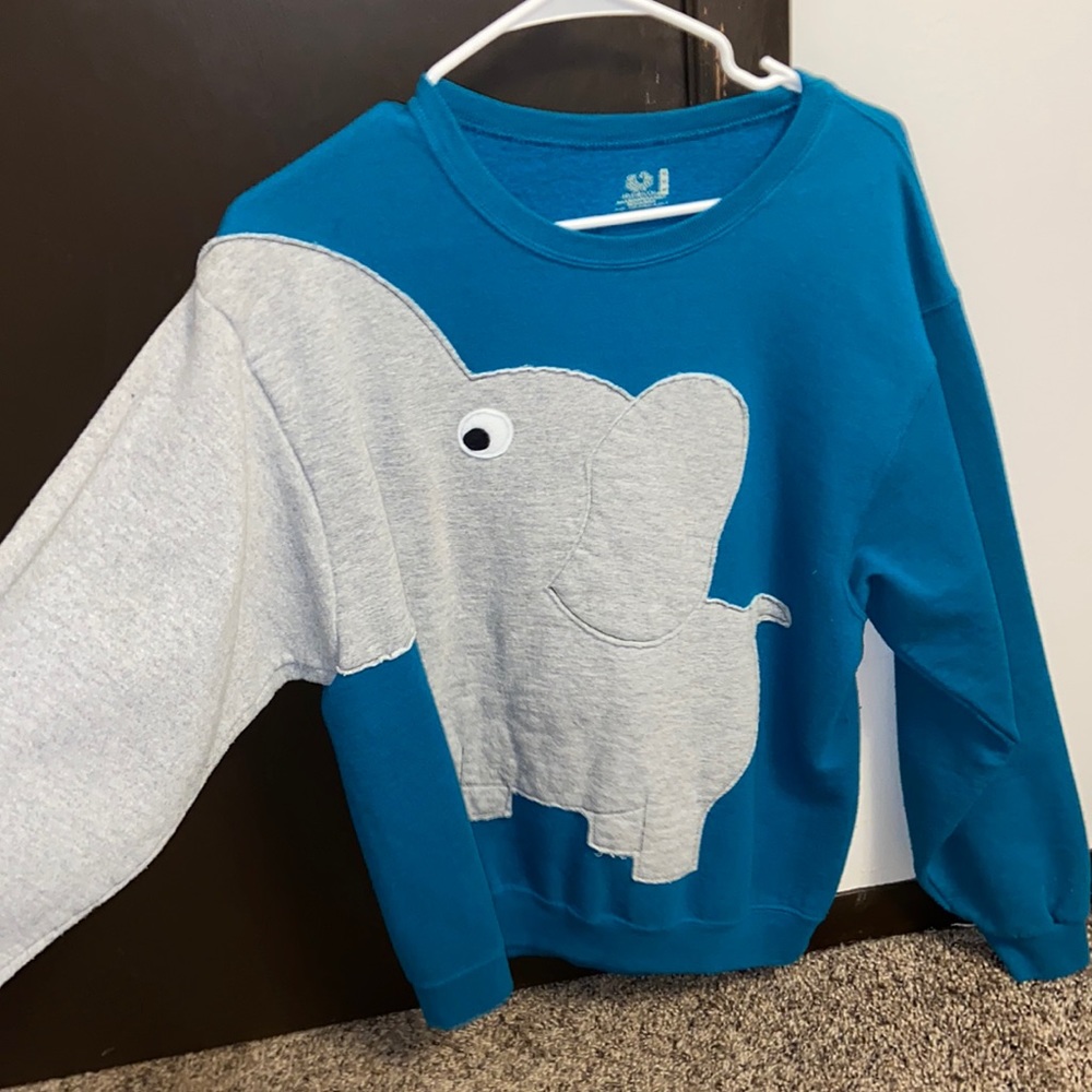 Super cute elephant crew neck🥰